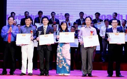 実業家としても活躍している講師を顕彰する式典 - ảnh 1