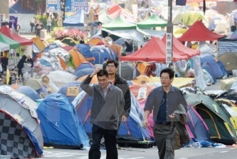 香港、学生らの道路占拠終わる - ảnh 1