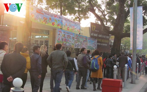 新年に当たり、数千人がホーチミン廟を訪問 - ảnh 1