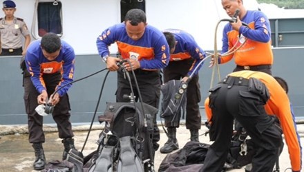 エアアジア機墜落　３０人の遺体収容、機体の一部発見か - ảnh 1