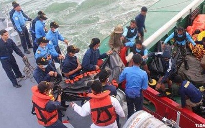 エアアジア機捜索８日目、３４遺体を回収 - ảnh 1