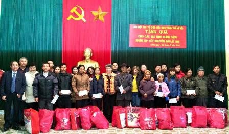ハノイ市友好緒組織連合会、貧しい人々にプレゼントを贈る - ảnh 1
