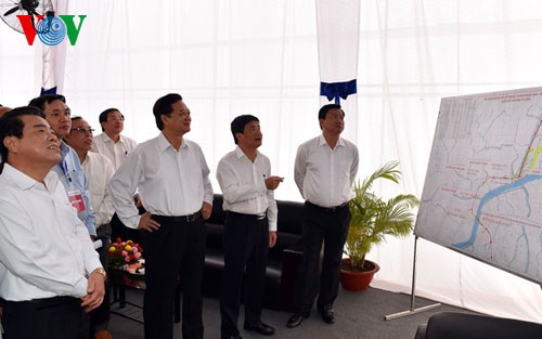 ズン首相、ナムカン橋などの落成式に出席 - ảnh 1