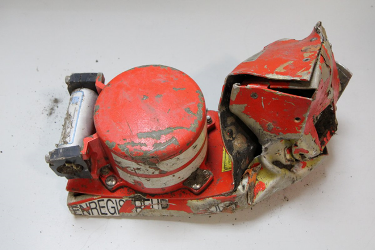 墜落から一夜明け捜索再開 安否確認などいそぐ - ảnh 1