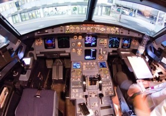 航空各社、操縦室2人常駐を義務化　ドイツ機墜落で対策 - ảnh 1