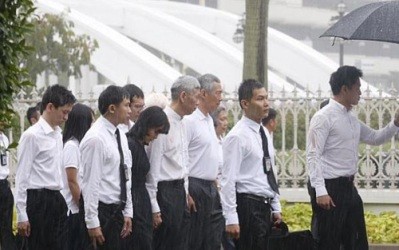 安倍首相、シンガポールに出発　元首相の国葬に参列へ - ảnh 1