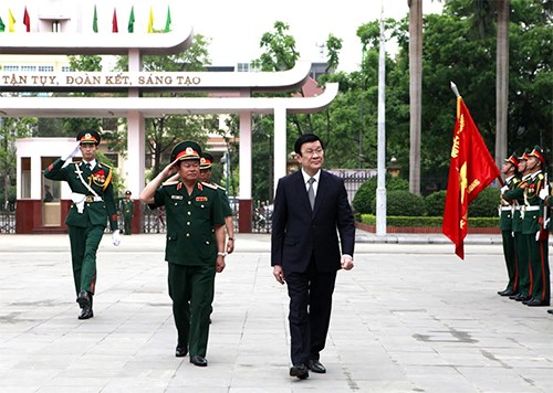 サン主席、国防学院を訪問 - ảnh 1