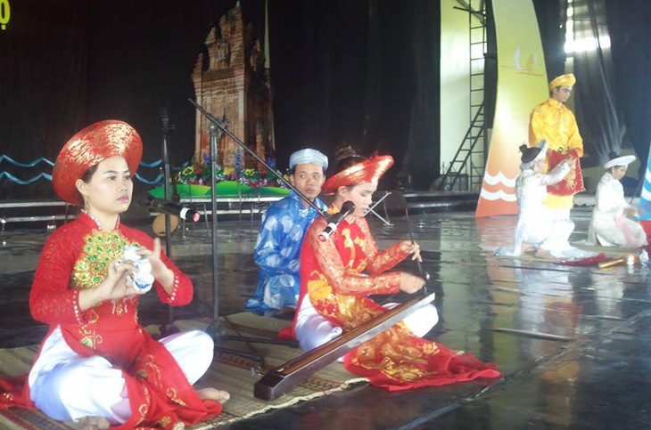  ベトナム中南部地域の「民謡フェスティバル2015」 - ảnh 1