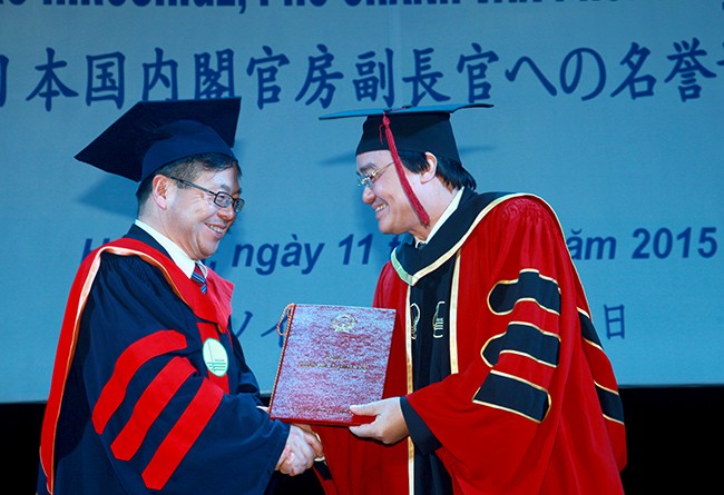 世耕 弘成官房副長官に名誉博士号を授与 - ảnh 1