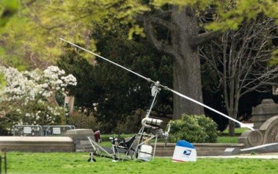 米議会敷地に小型ヘリ侵入、操縦の郵便局員逮捕 - ảnh 1