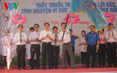 若手医師が人道活動に参加するイベント開始 - ảnh 1