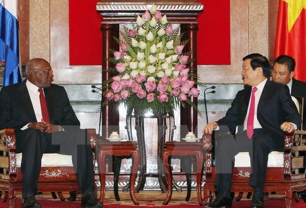   党と国家の指導者、キューバ共産党代表団と会見 - ảnh 1