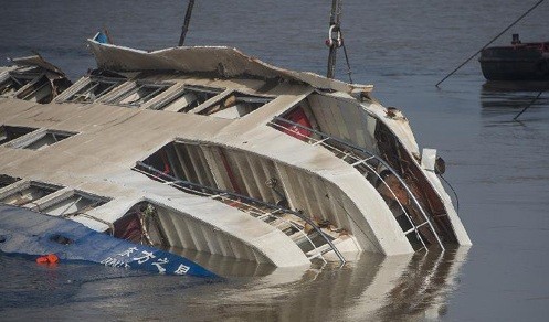 中国旅客船転覆、原因究明 - ảnh 1