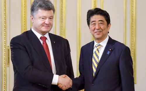 安倍首相、ウクライナ大統領と会談 - ảnh 1