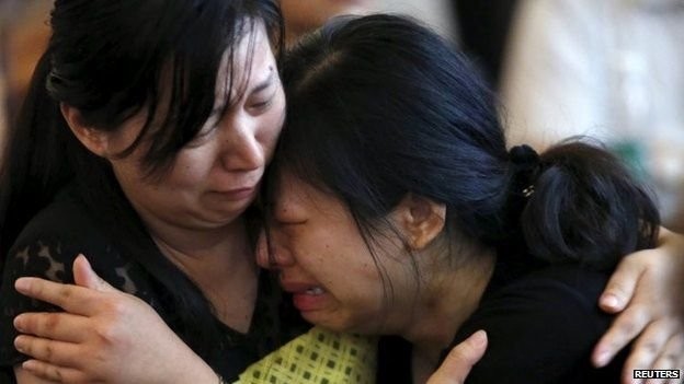 犠牲者に黙とう＝死者４３１人に－中国客船転覆 - ảnh 1