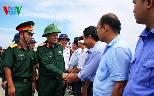 国防省代表団、コンダオ県を視察 - ảnh 1