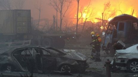 天津爆発 火災起き硝酸アンモニウムに引火か - ảnh 1