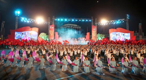 8月革命と独立記念日を祝う様々な活動 - ảnh 1