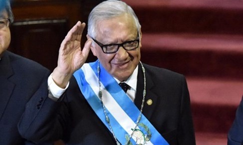 グアテマラ大統領、汚職事件の追及強まる中で辞任 - ảnh 1