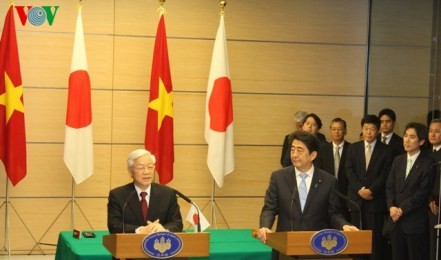 チョン書記長と安倍首相の共同記者会見 - ảnh 1