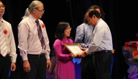 「ホーチミン主席の道徳を見習う」運動をテーマとした文学作品の授賞式 - ảnh 1