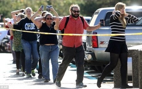 米オレゴン州の大学で発砲「１０人死亡」 - ảnh 1