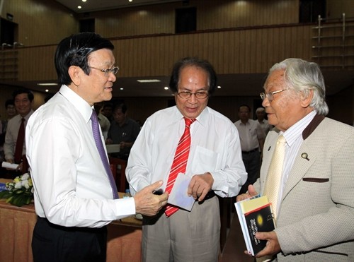 サン主席、「ベトナム人づくりに対する文学・芸術の役割」シンポジウムに出席 - ảnh 1