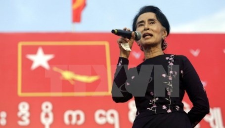 スー・チー氏率いる野党 議席の８割獲得 - ảnh 1