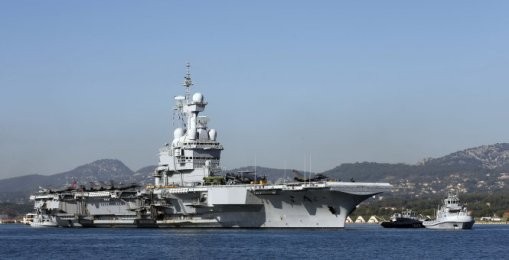 テロ事件受け地中海展開の仏空母から空爆始める - ảnh 1