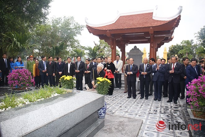 党、国家の指導者、グエン・ズ記念館に線香を手向ける - ảnh 1