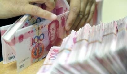 人民元が4年半ぶり安値、基準値を2011年8月以来の元安水準に設定 - ảnh 1