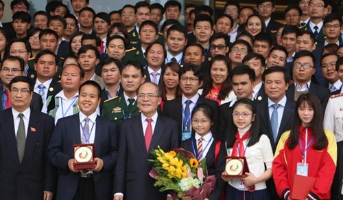 フン国会議長、若手才能全国代表大会の代表と懇親 - ảnh 1