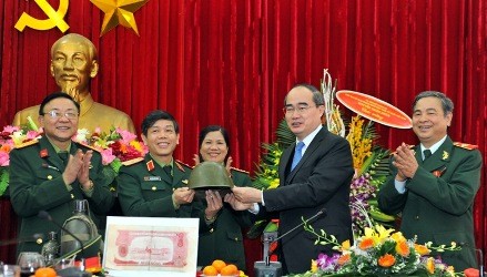 祖国戦線議長、軍事歴史博物館を訪問 - ảnh 1