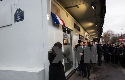 パリ新聞社襲撃から１年 大統領が警察官ら激励 - ảnh 1
