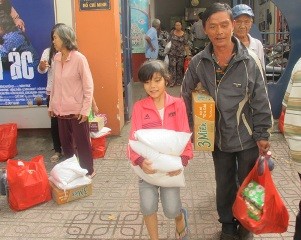 貧しい人々にテト用品の提供 - ảnh 1