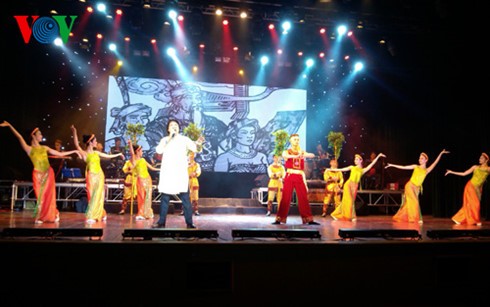 第12回党大会を祝う芸術公演 - ảnh 1