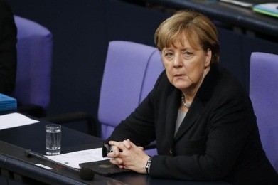 メルケル首相の人気に陰り、難民受け入れで不満増大 - ảnh 1