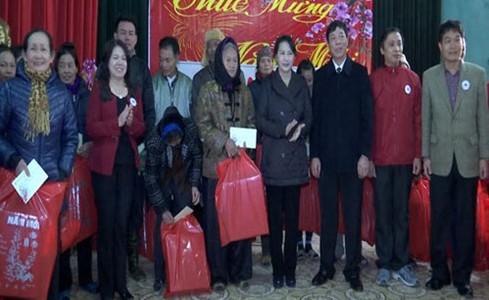 党、政府の指導者、革命功労者に贈り物を手渡す - ảnh 1