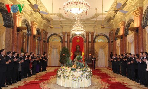 チョン書記長、党、政府などの元指導者に新年の挨拶をする - ảnh 1