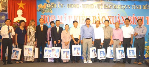  国外在留ベトナム人、テトにあたり帰国 - ảnh 1