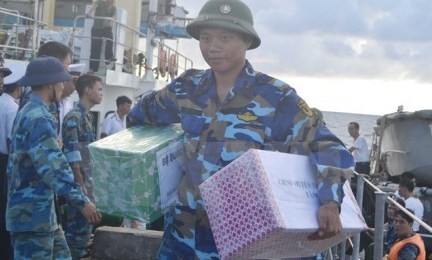 チュオンサ県の幹部や兵士に新聞を寄贈 - ảnh 1