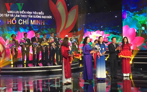   ホーチミン主席の道徳を見習う運動で優れた代表による交流 - ảnh 1