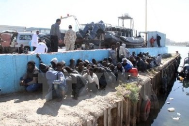 難民、移民400人の密航船４隻が地中海で遭難 - ảnh 1