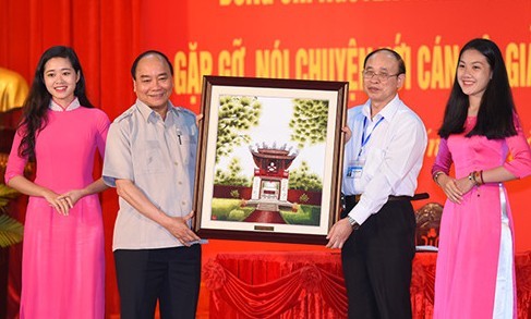 フック首相、ハイフオン大学の学生と話し合う - ảnh 1