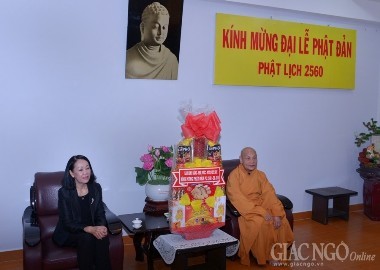 党大衆工作中央委員会代表、仏教協会中央委員会にお祝いの言葉を述べる - ảnh 1