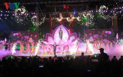 「輝かしき名前・ホーチミン」を上演 - ảnh 1