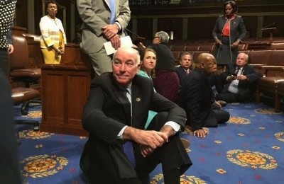 銃規制強化法案 ２５時間座り込みも共和党応じず - ảnh 1