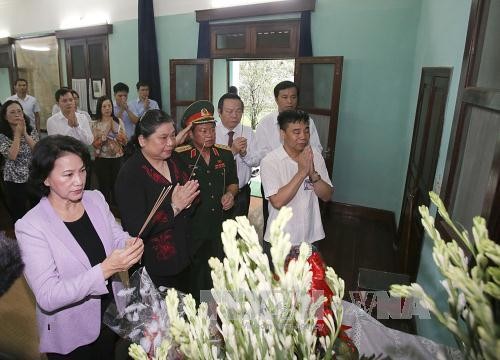 ガン国会議長、ホーチミン主席遺跡区に線香 - ảnh 1