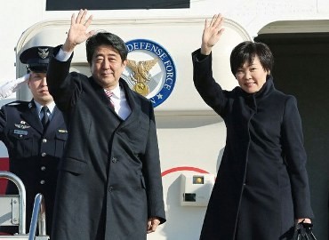 安倍首相夫妻、ベトナム公式訪問を開始 - ảnh 1