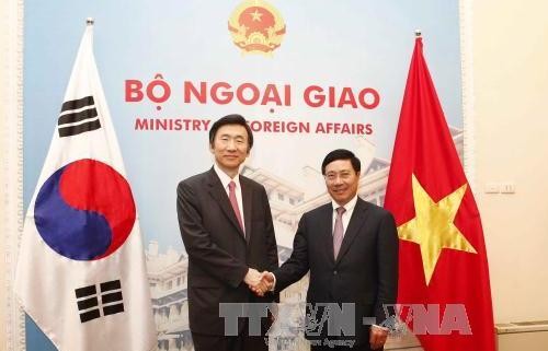 ミン副首相兼外相、韓国外交部の尹長官と会談 - ảnh 1